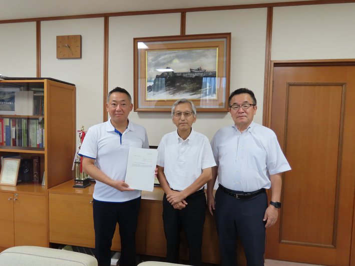 村長へ決算審査意見書提出(令和6年8月26日)